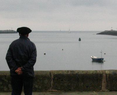 El hombre que mira al mar. Hondarribia. Mayo 2006