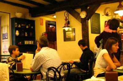 En un caf&eacute;. Hondarribia. Mayo 2006